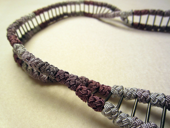 kraal_marok_staafjes_gezwart_zilver_grijs_roze_detail